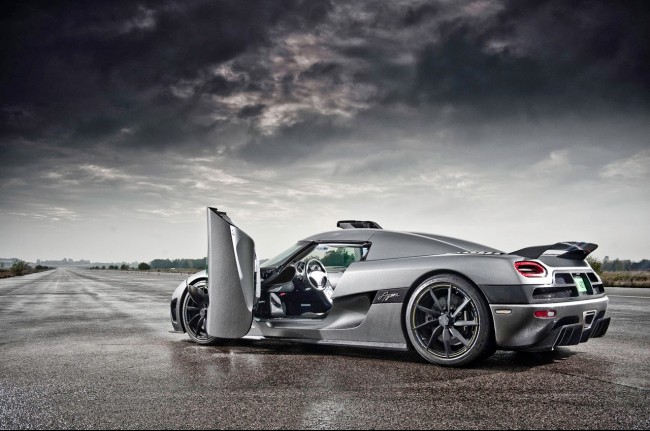 2011-Koenigsegg-Agera-Rear-And-Side-Open-Doors-1280x960-2