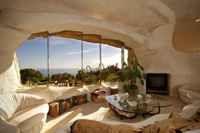 Dick-Clarks-Flintstones-House-in-Malibu-0-934x