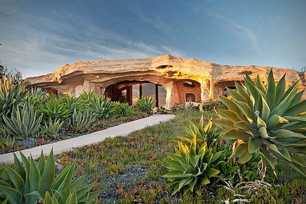 Dick-Clarks-Flintstones-House-in-Malibu-1-934x