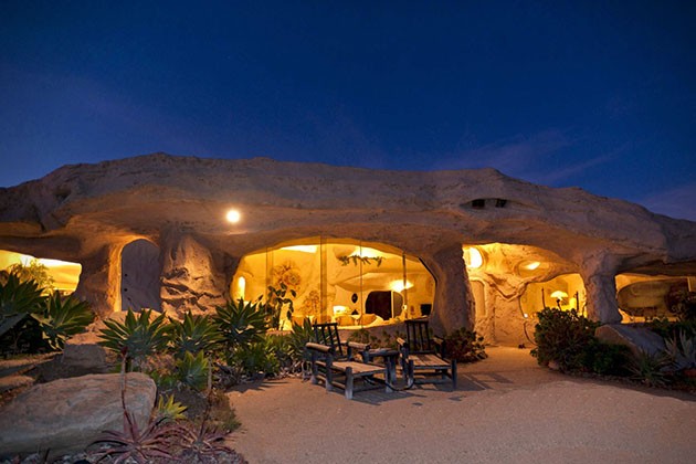 Dick-Clarks-Flintstones-House-in-Malibu-2-934x