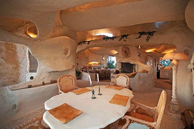 Dick-Clarks-Flintstones-House-in-Malibu-4-934x