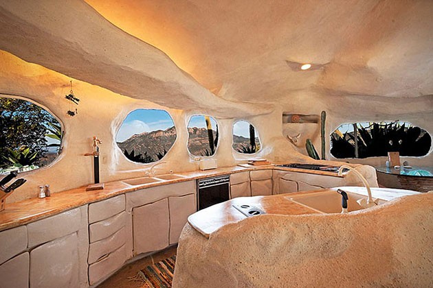 Dick-Clarks-Flintstones-House-in-Malibu-5-934x