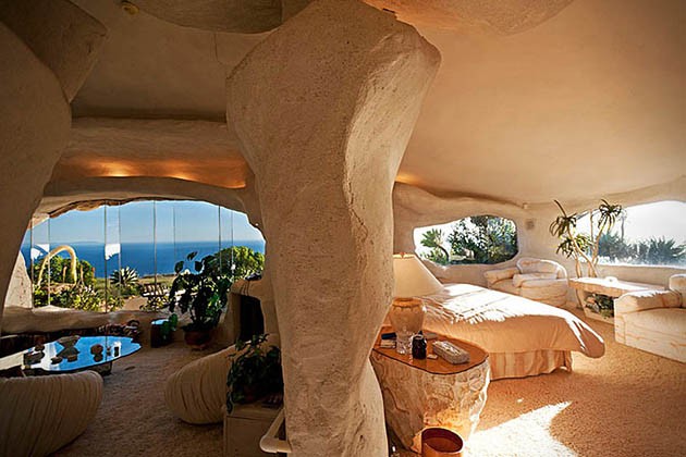 Dick-Clarks-Flintstones-House-in-Malibu-6-934x