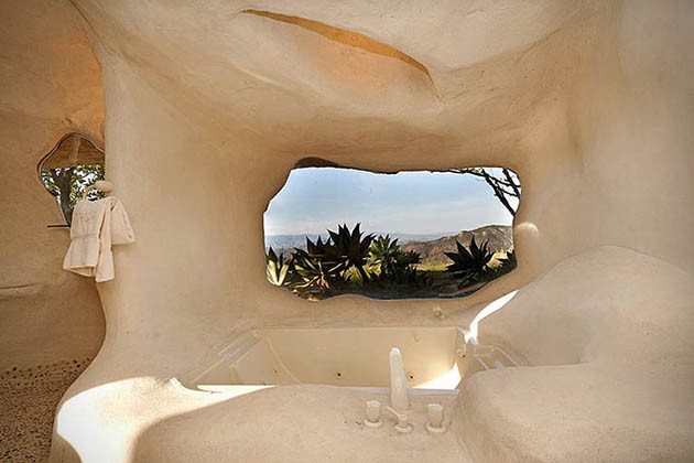 Dick-Clarks-Flintstones-House-in-Malibu-8-934x